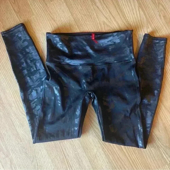 Spanx seamless leggings size large black camo ankle length mint condition - Picture 1 of 8
